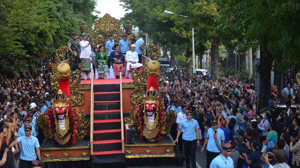 2018/06/23/antarafoto-pawai-pesta-kesenian-bali-230618-wpa-2.jpg