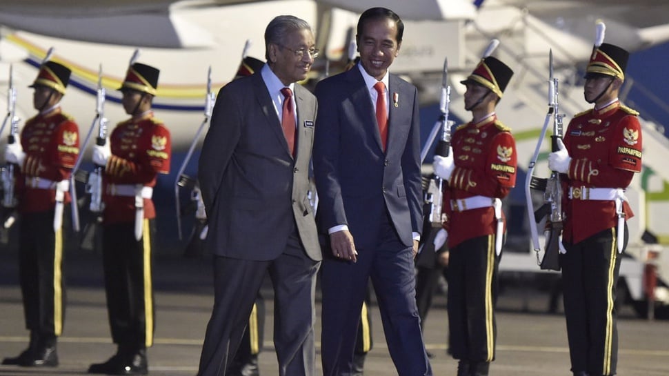 Jokowi Sambut Meriah Kedatangan Mahathir Mohamad di Istana Bogor 