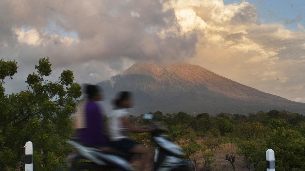 Gunung Agung Erupsi, Kemenpar Siapkan Bus Gratis Bagi Wisatawan