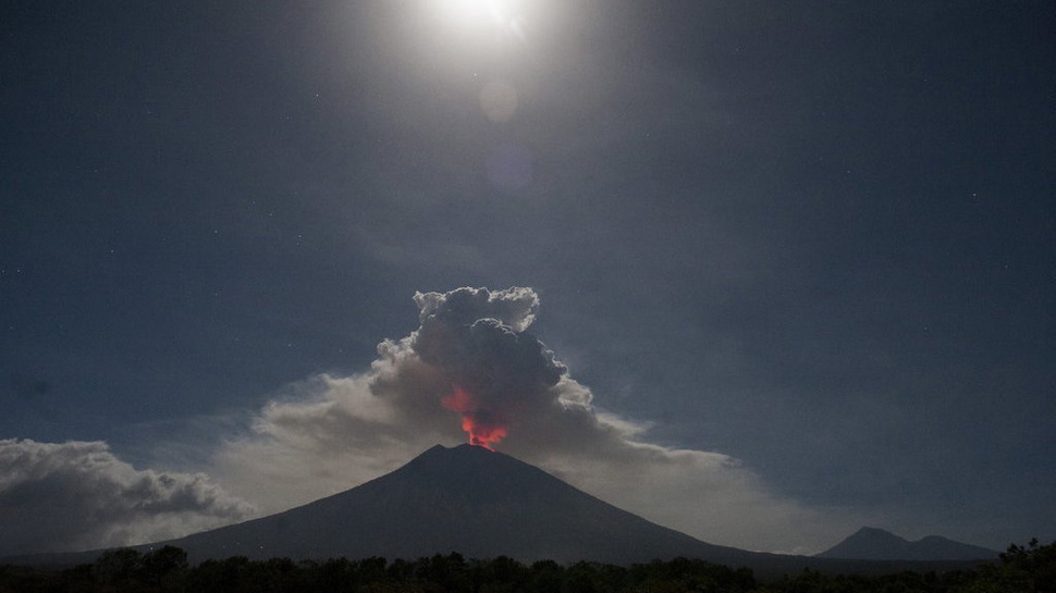 Gunung Agung Erupsi, BNPB Catat 309 Warga Mulai Mengungsi