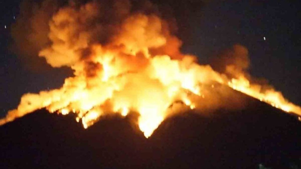 Gunung Agung Meletus Eksplosif Senin Malam, Sebagian Hutan Terbakar