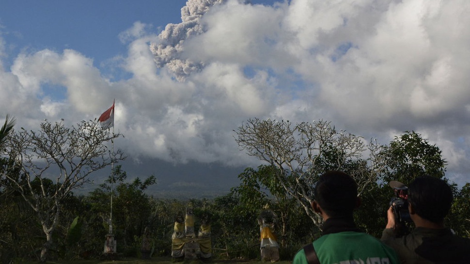 PVMBG: Erupsi Gunung Agung Cenderung Fluktuatif