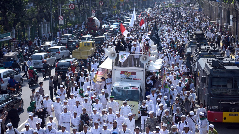 Massa Aksi 67 Salat Jamaah di Jalan Raya, Medan Merdeka Timur Macet