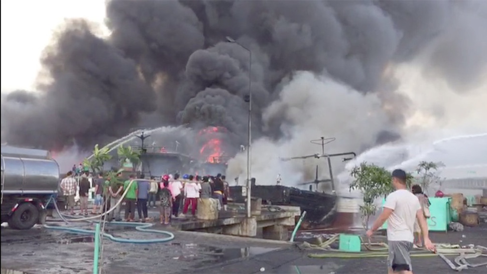 39 Kapal Ikan Terbakar di Pelabuhan Benoa Bali