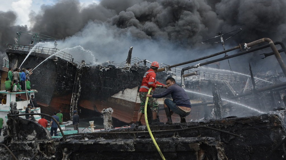 Polisi Periksa 13 ABK Terkait Kebakaran Kapal di Benoa