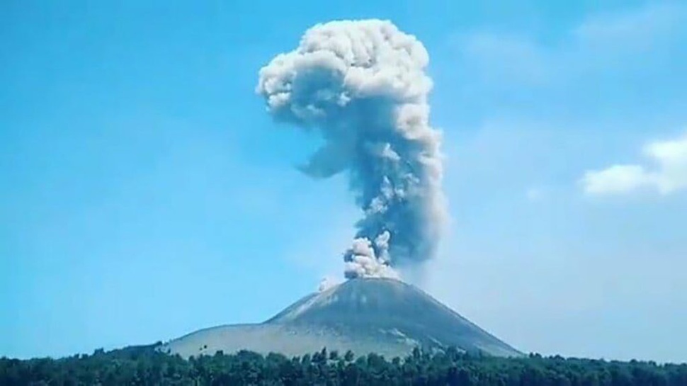 Gunung Anak Krakatau Erupsi pada 31 Desember 2019, Status Waspada
