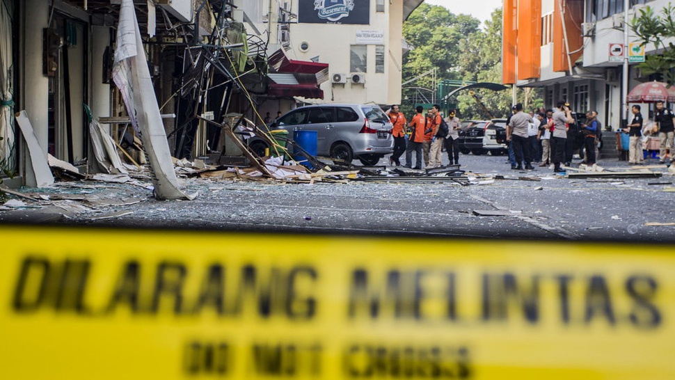 Polisi Mulai Bersihkan TKP Ledakan di Grand Wijaya II