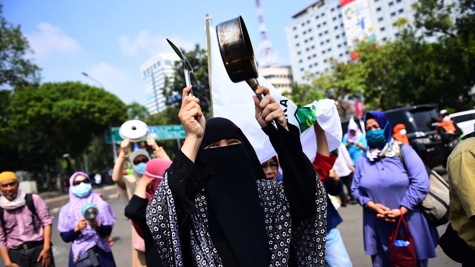 Emak-emak Demo Bawa Panci di Depan Istana Negara