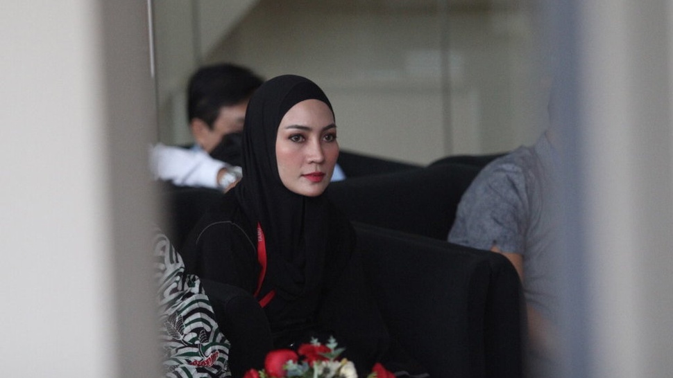 Model Steffy Burase Diperiksa KPK Terkait Suap Dana Otsus Aceh