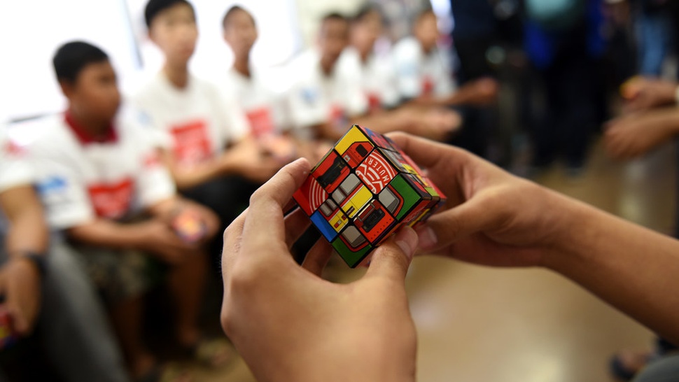 Lomba Rubik di Dalam KRL
