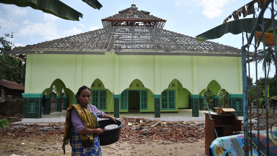 Jenazah Korban Gempa Lombok Dievakuasi dari Runtuhan Masjid