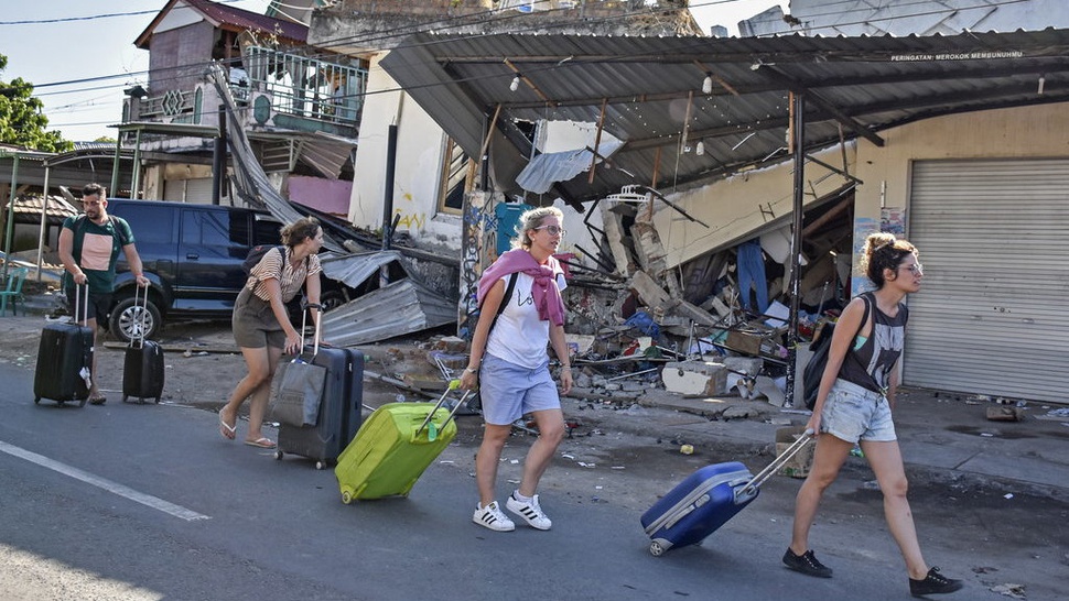 Turis Asing Mulai Tinggalkan Senggigi Usai Gempa Bumi 