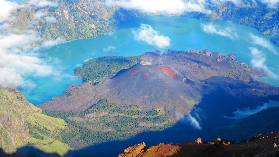 Daftar 10 Gunung Tertinggi di Indonesia beserta Lokasinya