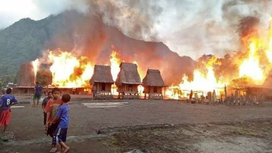 Puluhan Rumah di Kampung Megatilikum Gurusina Flores Terbakar