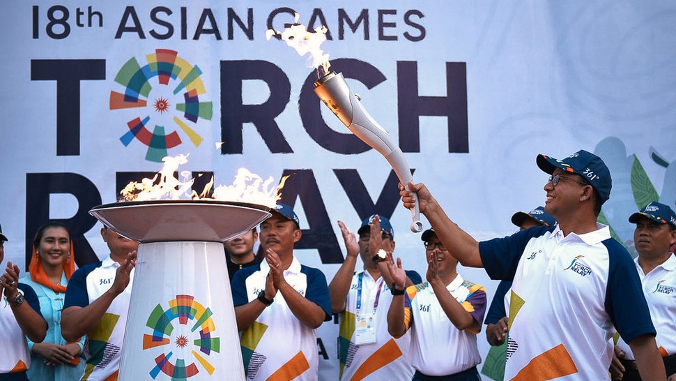 Gubernur Anies Jadi Pelari Pertama yang Bawa Obor Asian Games 2018