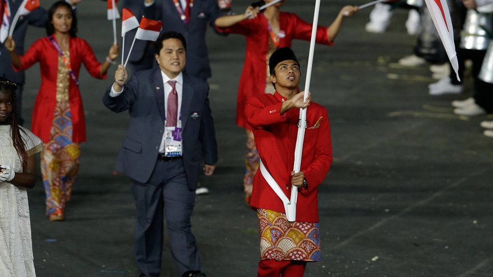 I Gede Siman Sudartawa Sebagai Pembawa Bendera Kontingen Indonesia
