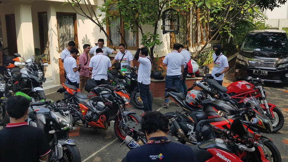 Tim Kampanye Jokowi-Ma'ruf Tiru Jokowi Gunakan Motor ke KPU RI 
