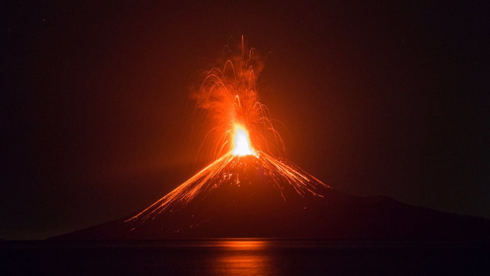 Gunung Anak Krakatau Mengeluarkan Lava Pijar ke Arah Selatan