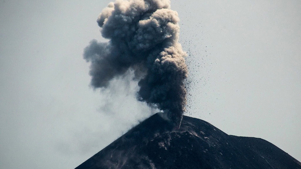BMKG: Status Waspada, Gunung Anak Krakatau Erupsi Selasa Siang Ini