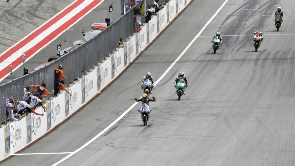Aksi Romano Fenati Pegang Tuas Rem Lawan di Moto2 San Marino 2018