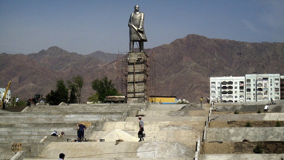 Kenapa Ulama Tajikistan Rela Bangun Patung Lenin yang Dirobohkan?