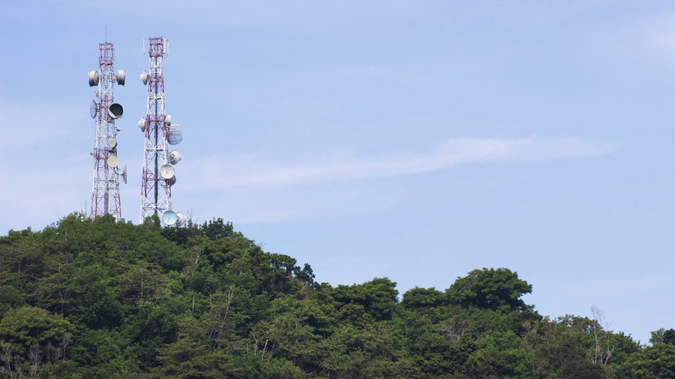 Menara BTS RRI Ambruk Timpa Masjid dan Rumah di Radio Dalam