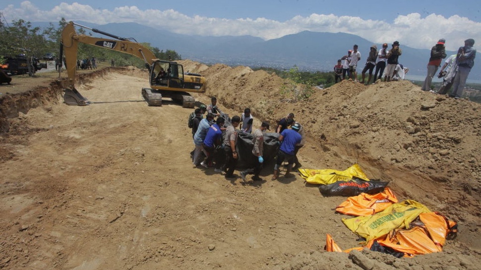 18 Jenazah Korban Gempa Palu Dimakamkan Secara Massal