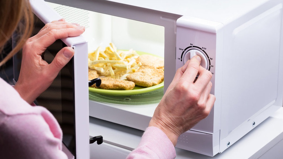 Cara Membersihkan Microwave dan Oven dari Kotoran Sisa Makanan