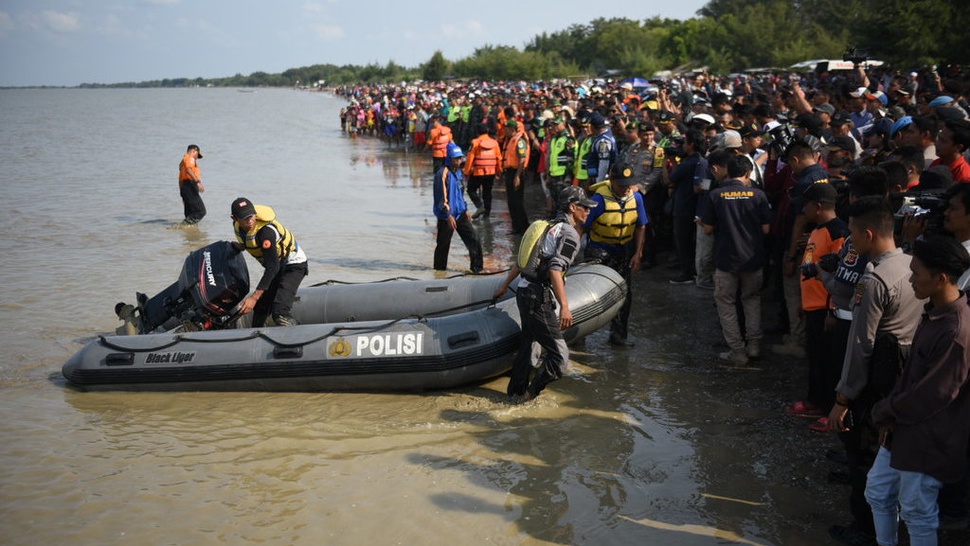 2018/10/29/warga-memadati-pantai-pakis-karawang-tirto.id-mido--3.jpg