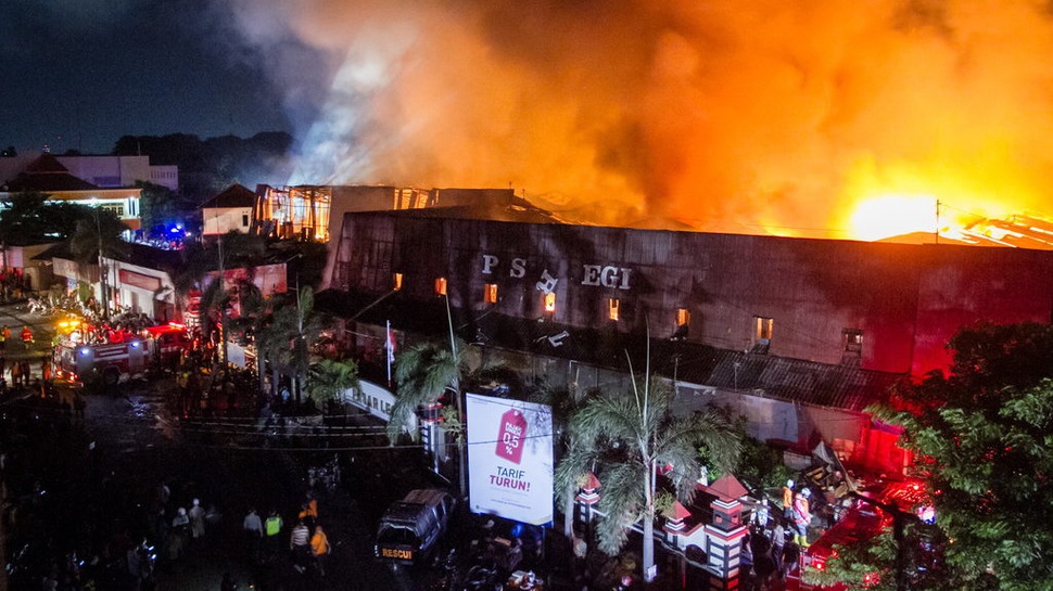 Kebakaran di Pasar Legi Solo, Damkar Masih Lakukan Pendinginan
