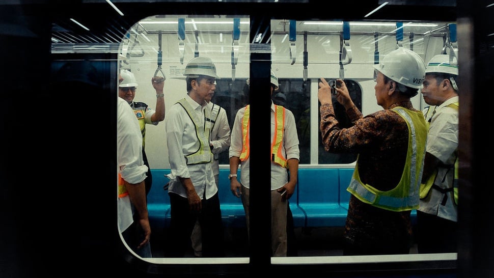 Presiden Joko Widodo Mencoba MRT Jakarta
