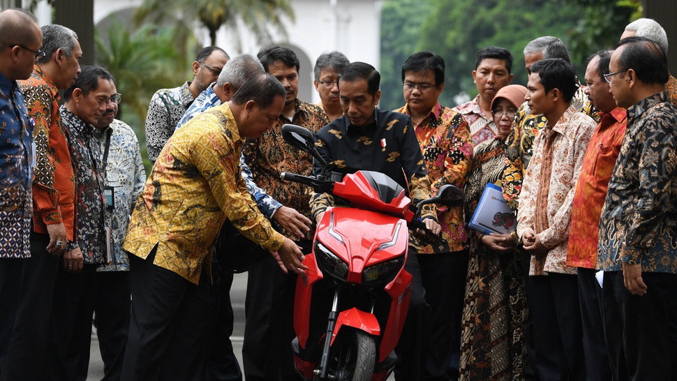 Jokowi dan Target Produksi Massal Motor Gesits yang Tak Gesit