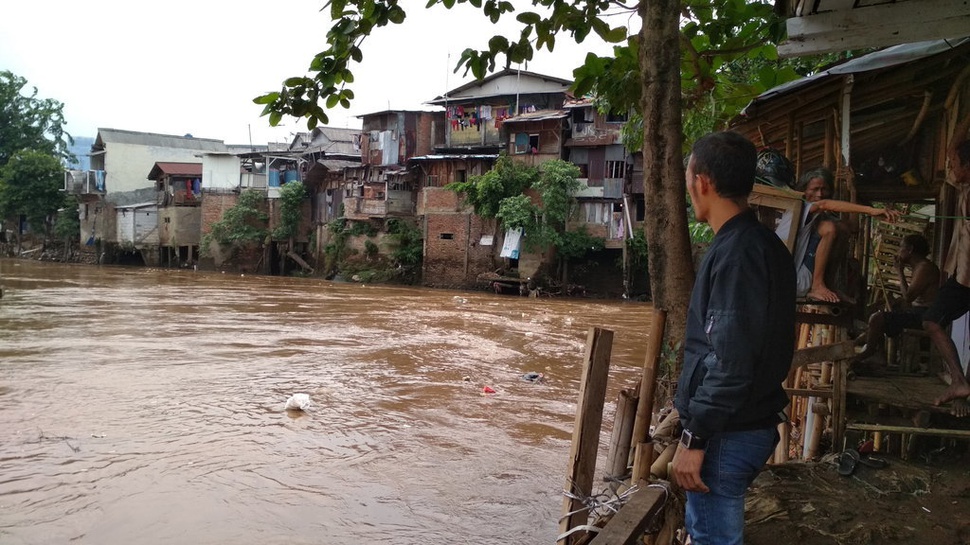 Cerita Warga Kali Ciliwung yang Hidup dan Terbiasa dengan Banjir