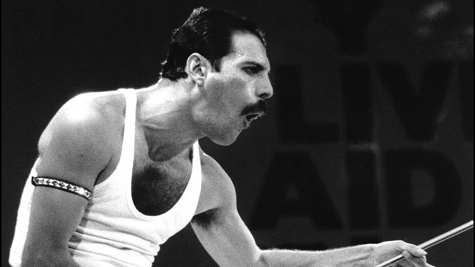 Freddie Mercury: Gaya Busana dan Jejak Kariernya