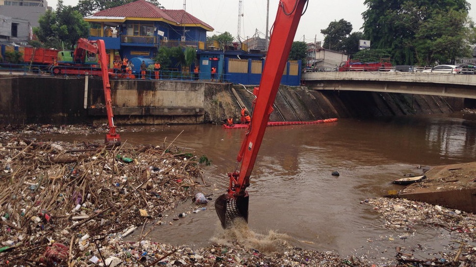Banjir Jakarta Sebabkan Sampah Menumpuk di Pintu Air Manggarai