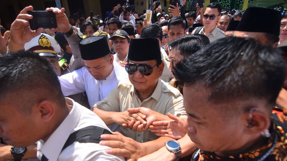 2018/11/17/antarafoto-prabowo-ziarahi-makam-abah-anom-171118-adb-1.jpg