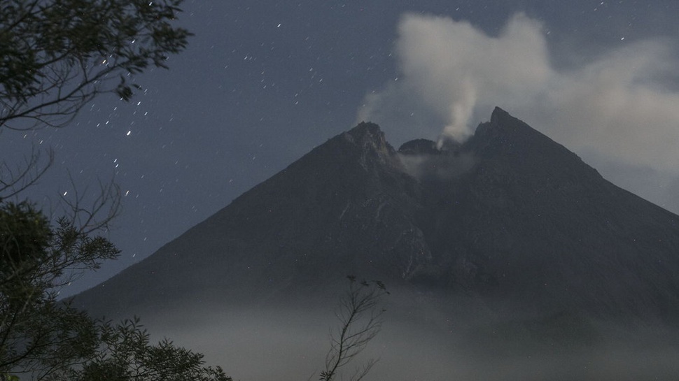Gunung Merapi Luncurkan Lava Sejauh 300 Meter, Minggu Malam