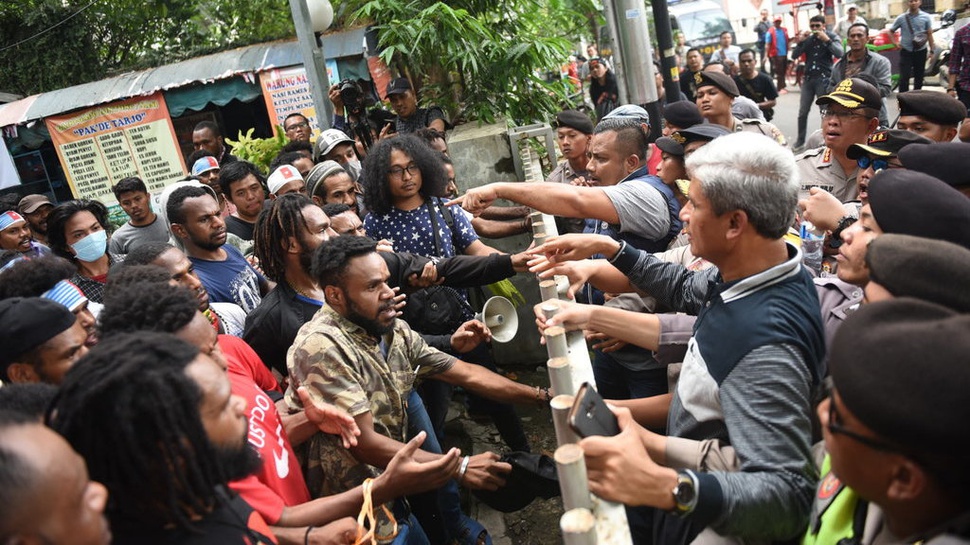 Dilarang Keluar YLBHI, Massa Aksi Demo Papua Ricuh dengan Polisi