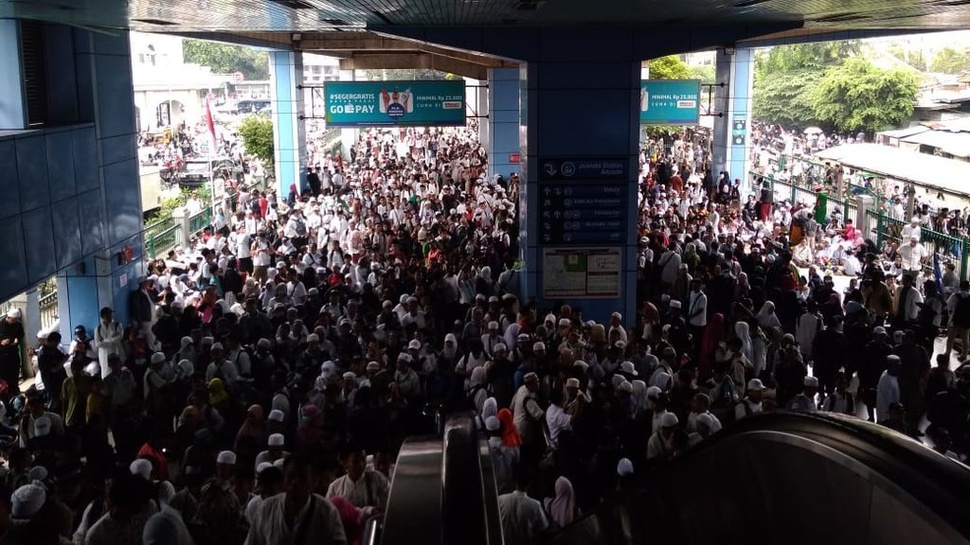 2018/12/02/peserta-reuni-212-di-stasiun-juanda-tirto.id-husein.jpg