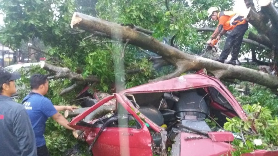 Puting Beliung di Bogor Selatan Rusak 50 Rumah, BNPB: 1 Warga Tewas