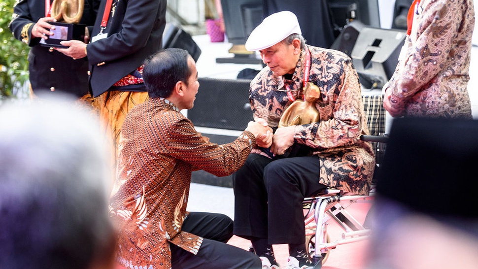 Penulis yang Disalami Jokowi Sambil Berjongkok Itu Putu Wijaya 