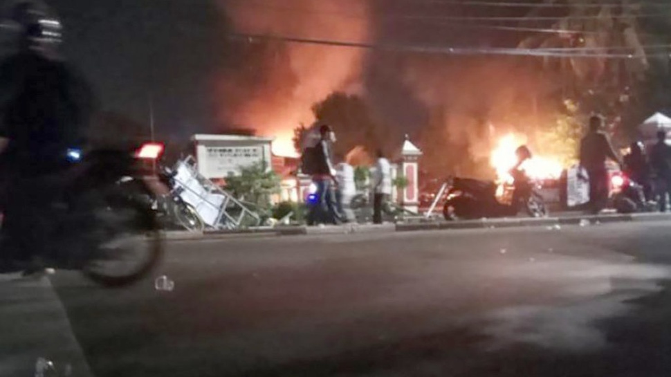 Kronologi Polsek Ciracas Dibakar Setelah TNI Dikeroyok Sipil