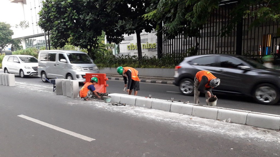 Cerita Pekerja Pembatas Jalan di Cilandak