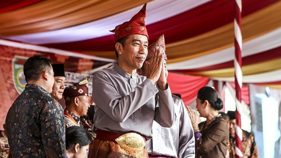 Bisakah Gelar Adat Dongkrak Elektabilitas Jokowi?