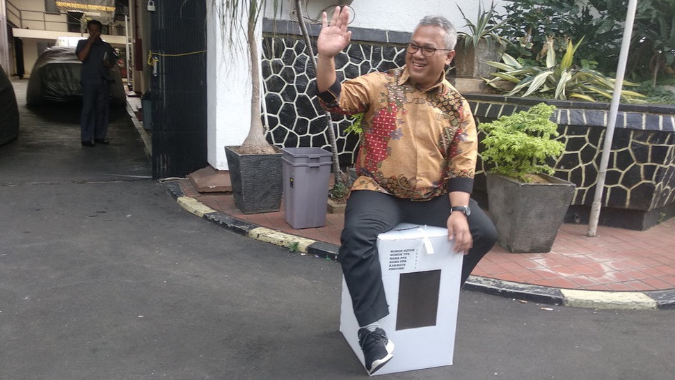 Ketua KPU Buktikan Kotak Suara Berbahan Karton Tahan Air