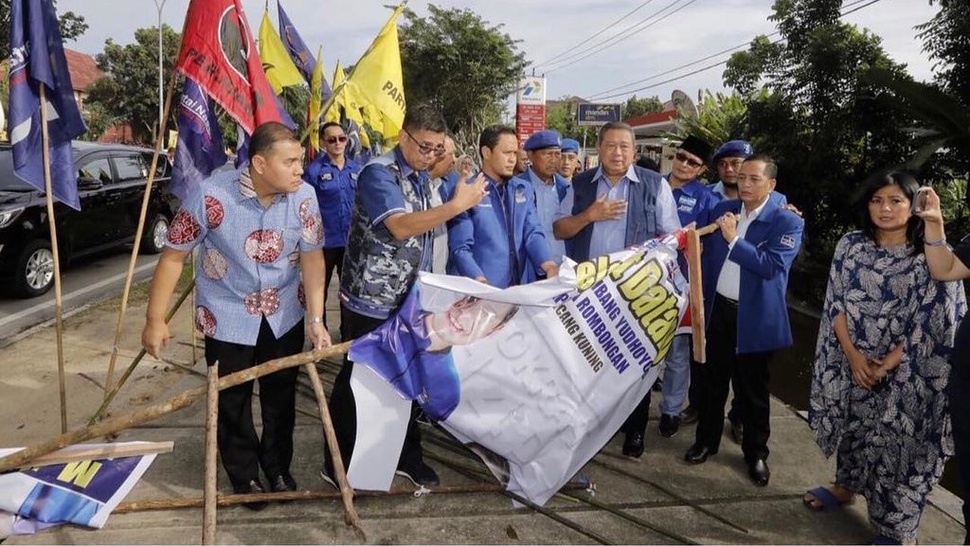 Perusakan Baliho Demokrat, Bukti Polisi Gamang Usut Kasus 