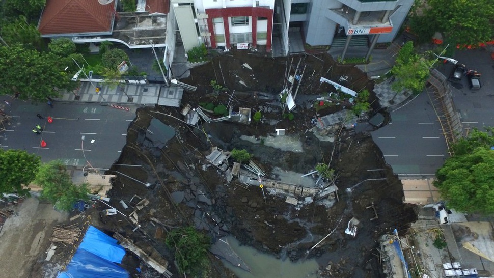 Amblasan Tanah di Jalan Gubeng Surabaya Bukan Sinkhole