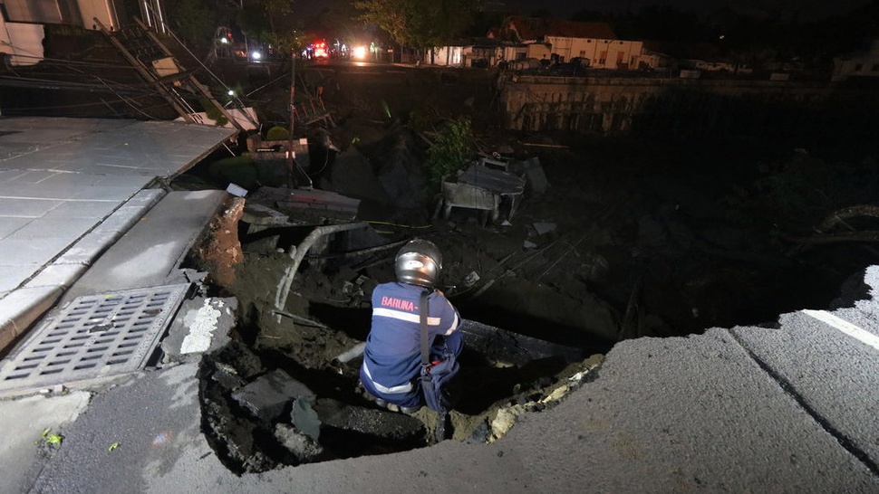 Korban Jalan Gubeng Ambles Belum Diketahui, Damkar Siaga Evakuasi