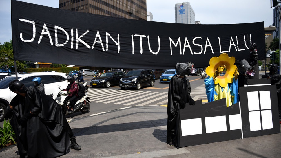 Aksi Teaterikal Bersihkan Indonesia