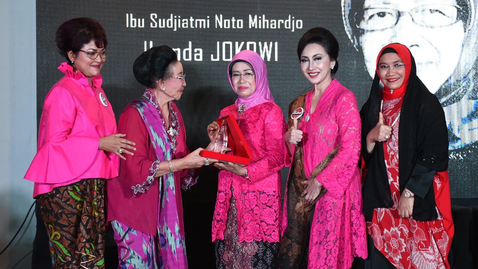 Ibunda Jokowi Menerima Pertiwi Award